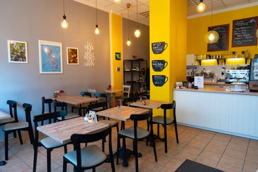 Jeepney Café Nord - Kawiarnie w Lipsku Jeepney Café Nord jest pomalowana na jasnożółty kolor i zachęca do zatrzymania się na chwilę