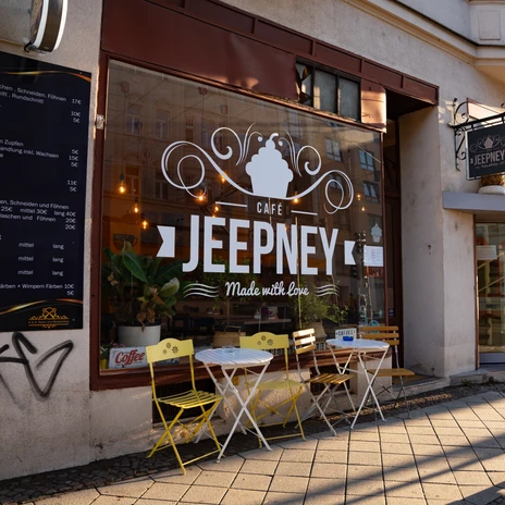 Jeepney Café Nord – Cafés in Leipzig Das Schaufenster des Cafés Jeepney zeigt die Aufschrift "Jeepney – Made with love"
