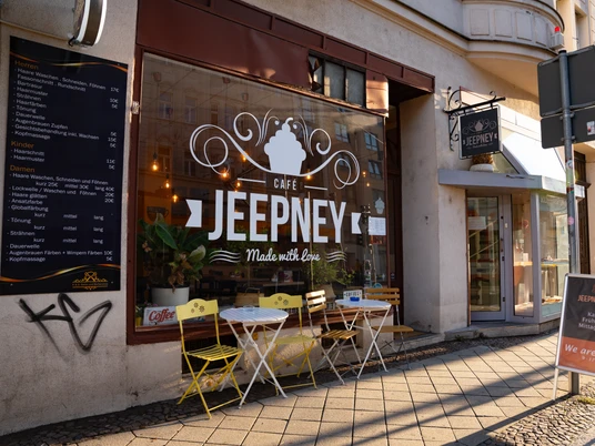 Jeepney Café Nord – Cafés in Leipzig Das Schaufenster des Cafés Jeepney zeigt die Aufschrift "Jeepney – Made with love"