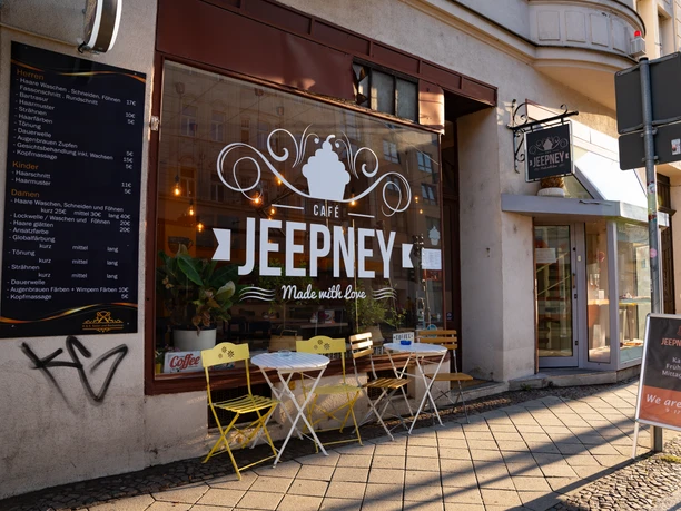 Jeepney Café Nord - Cafés à Leipzig La vitrine du café Jeepney affiche l'inscription "Jeepney - Made with love".