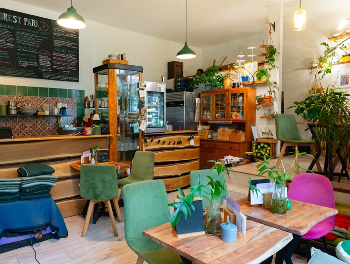 Forest Park – Frühstückscafé in der Leipziger Südvorstadt Das Forest Park ist in schönem Holz und mit grünen Akzenten gestaltet