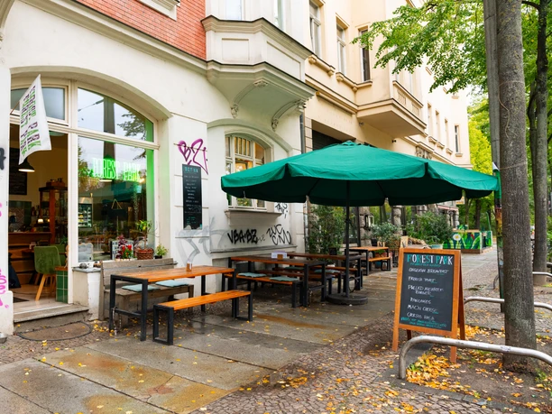 Forest Park outdoor seating on Karl-Liebknecht-Straße - Cafés in Leipzig In good weather, guests can have breakfast outside the café in Forest Park