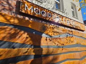 Außenwand der Moorerlebniswelt.