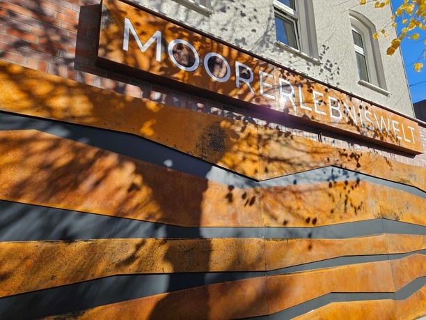 moorerlebniswelt-bad-driburg-bad-driburger-touristik-gmbh Außenwand der Moorerlebniswelt.