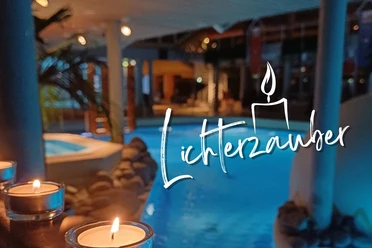Kerzen in Windlichtern umrahmen einen stimmungsvoll beleuchteten Pool bei einer Abendveranstaltung.