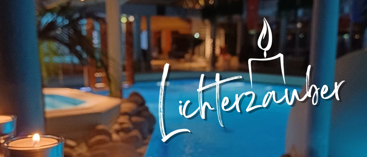 Kerzen in Windlichtern umrahmen einen stimmungsvoll beleuchteten Pool bei einer Abendveranstaltung.
