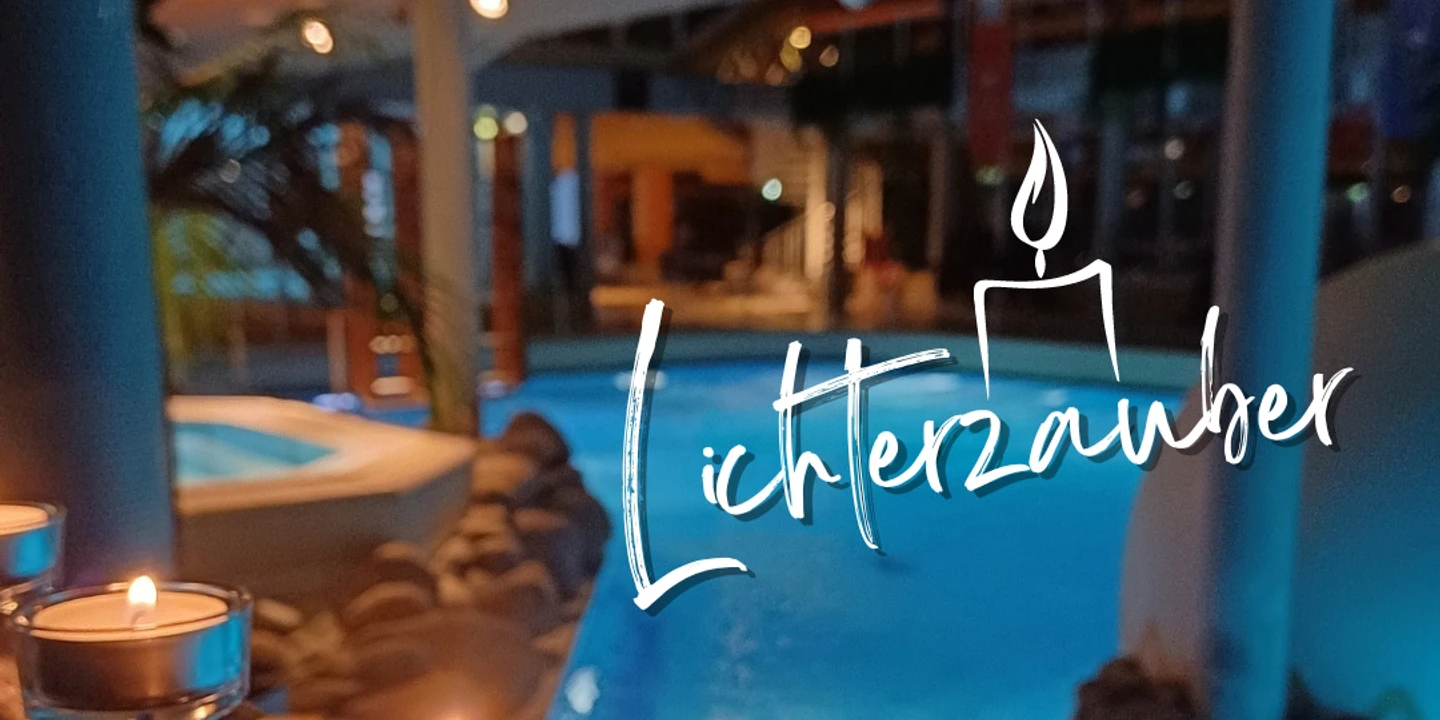 Atoll.jpg Kerzen in Windlichtern umrahmen einen stimmungsvoll beleuchteten Pool bei einer Abendveranstaltung.