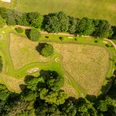 Preußisch Oldendorf Kurpark Bad Holzhausen Luftaufnahme des Kurparks Bad Holzhausen mit grünen Wiesen, Wegen und dichten Baumgruppen.