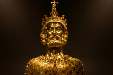 Domschatzkammer Aachen Goldene Büste von Kaiser Karl.