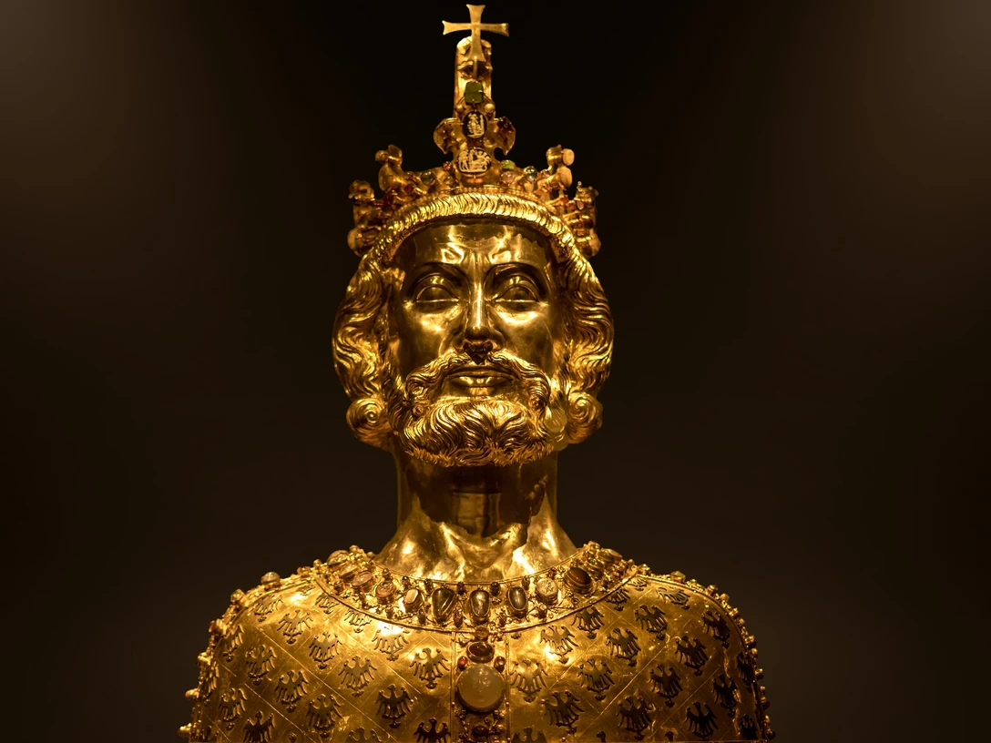 Domschatzkammer Aachen Goldene Büste von Kaiser Karl.