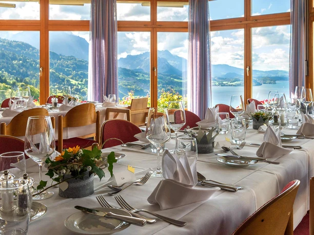 hotel-resturant-meielisalp-gedeckte-tische-aussicht.jpg