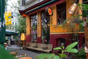 Café Puschkin Außensitz – Cafés in Leipzig Das Café Puschkin bietet Sitzgelegenheiten direkt auf der belebten Karl-Liebknecht-Straße