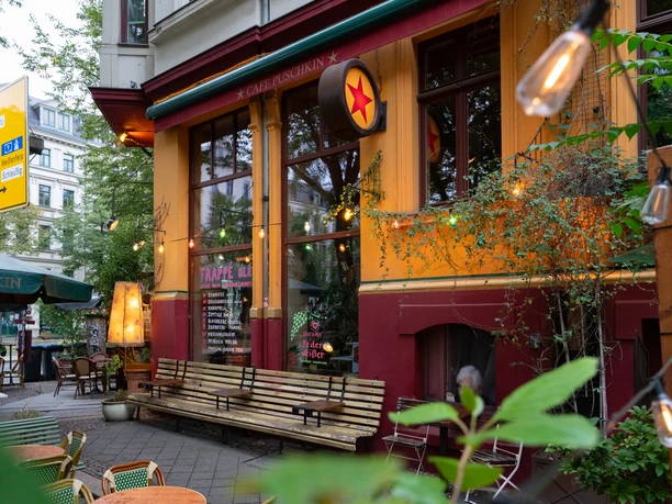 Le café Pouchkine offre des places assises directement sur la Karl-Liebknecht-Straße, une rue très animée.