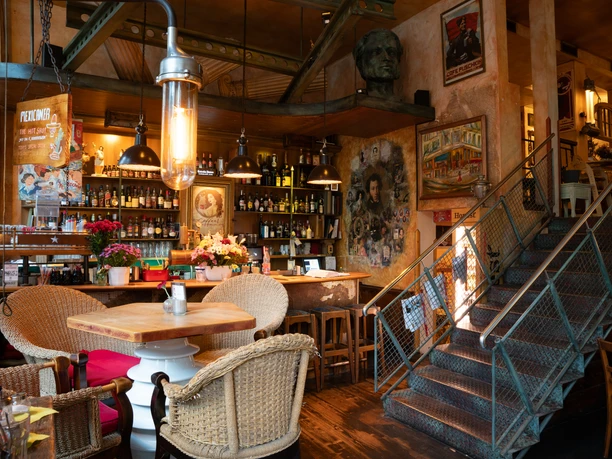 Le Café Pouchkine est un café confortable, décoré avec beaucoup de bois et des tons chauds.