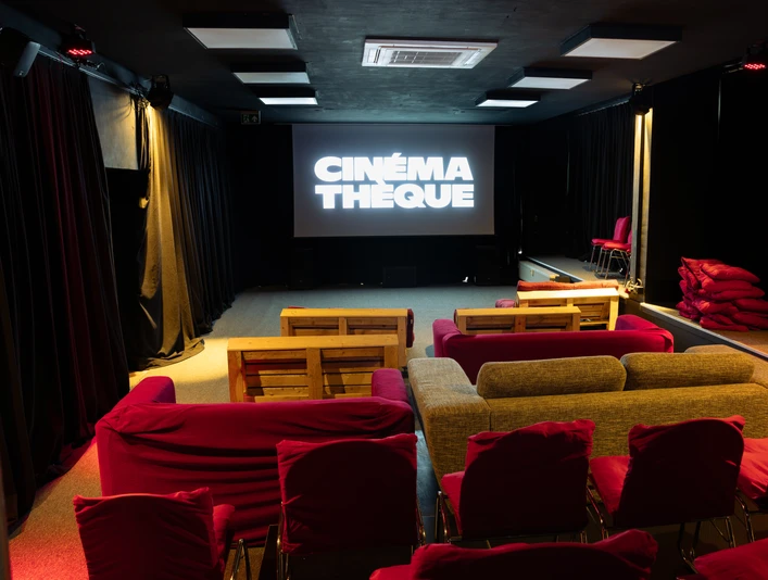 Cinémathèque Leipzig Kinosaal – Kinos in Leipzig Der Kinosaal der Cinémathèque Leipzig ist mit gemütlichen Sofas eingerichtet