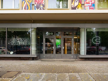 Cinémathèque Leipzig Außenansicht – Kinos in Leipzig Im Schaufenster des Kinos leuchtet in Neonröhren-Schrift der Name des Kinos "Cinémathèque"