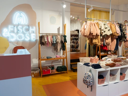 Fisch&Dose – Nachhaltige Kindermode in Leipzig Das Kindermodegeschäft Fisch&Dose ist liebevoll und farbenfroh eingerichtet
