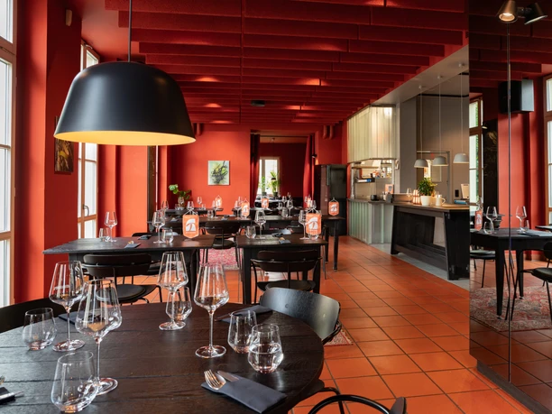 Gasthaus Helmut Innenraum - Restauracje w Lipsku Hotel Gasthaus Helmut urządzony jest w nowoczesnym stylu z wieloma czerwonymi akcentami