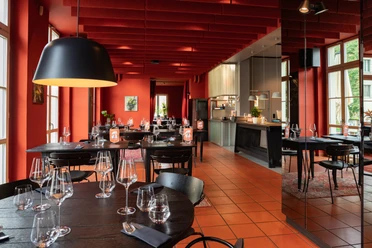 Gasthaus Helmut Innenraum – Restaurants in Leipzig Das Gasthaus Helmut ist mit vielen roten Akzenten eingerichtet und sehr modern