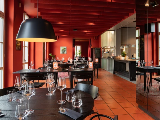 Gasthaus Helmut Innenraum – Restaurants in Leipzig Das Gasthaus Helmut ist mit vielen roten Akzenten eingerichtet und sehr modern