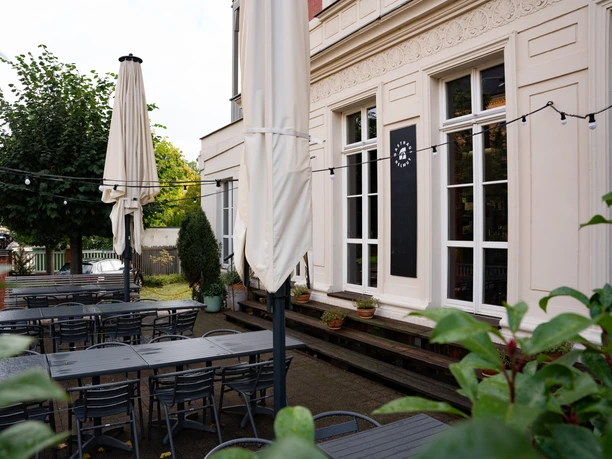 Gasthaus Helmut Freisitz - Restauracje w Lipsku Latem Gasthaus Helmut oferuje wygodną część wypoczynkową na świeżym powietrzu przed restauracją