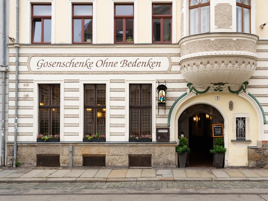 Gosenschenke Brauereigaststätte Außenansicht – Restaurants in Leipzig An der Fassade des Restaurants steht die Aufschrift "Gosenschenke Ohne Bedenken"