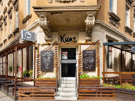 Kune Außenbereich – Bars in Leipzig Der Außenbereich der Bar Kune hat viele bequeme Holzmöbeln