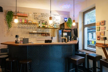 Kune Bar – Bars in Leipzig Der Barbereich ist mit dunkelblauen Fliesen verziert