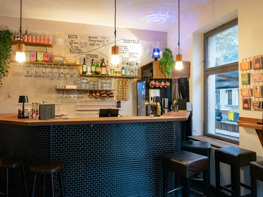 Kune Bar – Bars in Leipzig Der Barbereich ist mit dunkelblauen Fliesen verziert