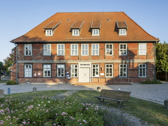 The house of the guest in Neuhaus Das Haus des Gastes in NeuhausThe house of the guest in NeuhausLa maison d'hôtes de NeuhausHet huis van de gast in NeuhausGæstens hus i Neuhaus