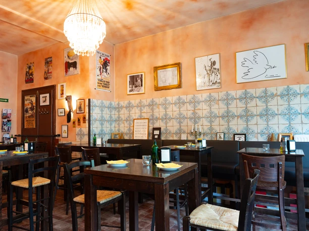 La Cantina Tapas und Weinbar – Restaurants in Leipzig Das Restaurant La Cantina ist mit dunklem Holz möbliert, die Wände sind halbhoch gefliest.