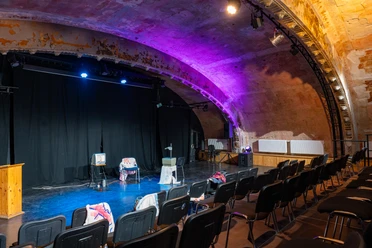 Zdjęcie przedstawia scenę teatru Ost-Passage
