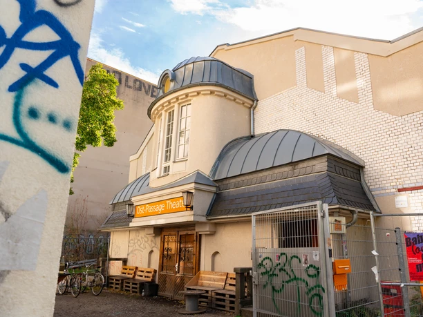 The special shape of the Ost-Passage Theater building shows from the outside that it is a former arcade