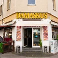 Restaurant Damaskus Außenansicht – Restaurants in Leipzig Am Eingang des Restaurants steht in großer Schrift "Damaskus"
