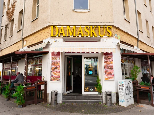 Restaurant Damaskus Außenansicht – Restaurants in Leipzig Am Eingang des Restaurants steht in großer Schrift "Damaskus"