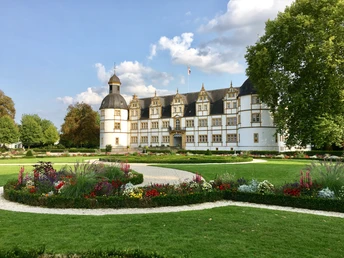 Schloss Neuhaus im Sommer Schloss Neuhaus im Sommer