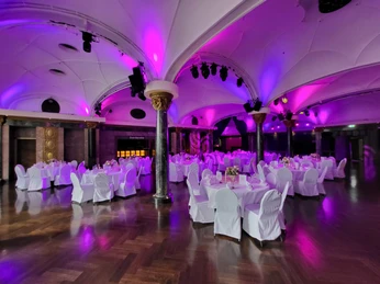Festsaal Historischer Festsaal mit gewölbter Decke und Säulen in BankettbestuhlungHistoric ballroom with vaulted ceiling and columns with banquet seating
