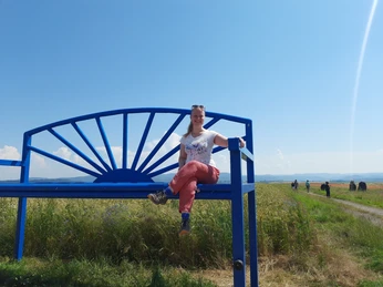Grünstiefel Julia Friedrich auf der blauen Mitmachbank im Mohn