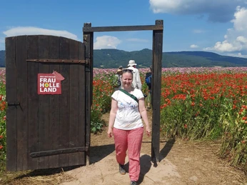 Grünstiefel Julia Friedrich im Mohn unterwegs