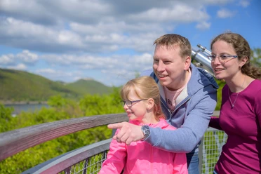 Glückliche Familie am Edersee - Aussicht auf dem Baumkronenweg Edersee