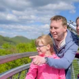 Glückliche Familie am Edersee - Aussicht auf dem Baumkronenweg Edersee