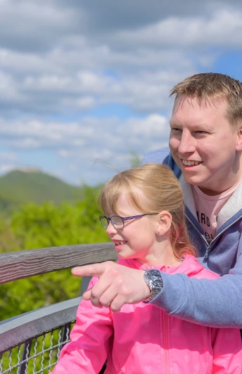 Glückliche Familie am Edersee - Aussicht auf dem Baumkronenweg Edersee