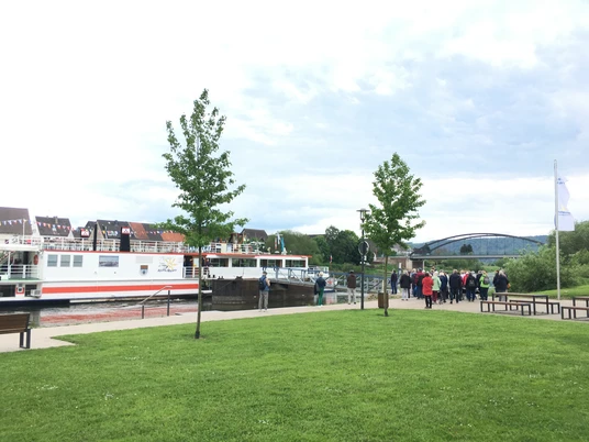 Weißes Schiff von der Flotte Weser am Dampferanleger in Beverungen, Passagiere die an Bord gehen