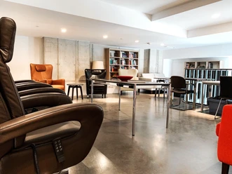 Empore 1. OG - Break Out, Rückzug, Technik Break out room with comfortable leather armchairs