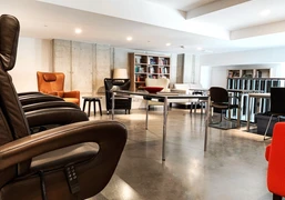 Empore 1. OG - Break Out, Rückzug, Technik Break Out Raum mit gemütlichen LedersesselnBreak out room with comfortable leather armchairs