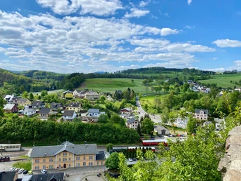 Blick von Wolkenstein ins Zschopautal - Wolkensteiner Zughotel & Bahnhof