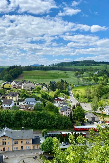 Blick von Wolkenstein ins Zschopautal - Wolkensteiner Zughotel & Bahnhof