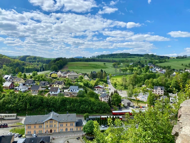 Blick von Wolkenstein ins Zschopautal - Wolkensteiner Zughotel & Bahnhof