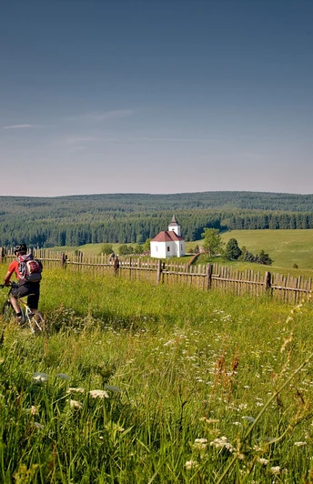 Kirche in Kalek Kammtour Radmagistrale Erzgebirge