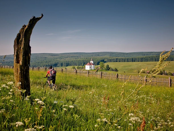 Kirche in Kalek Kammtour Radmagistrale Erzgebirge
